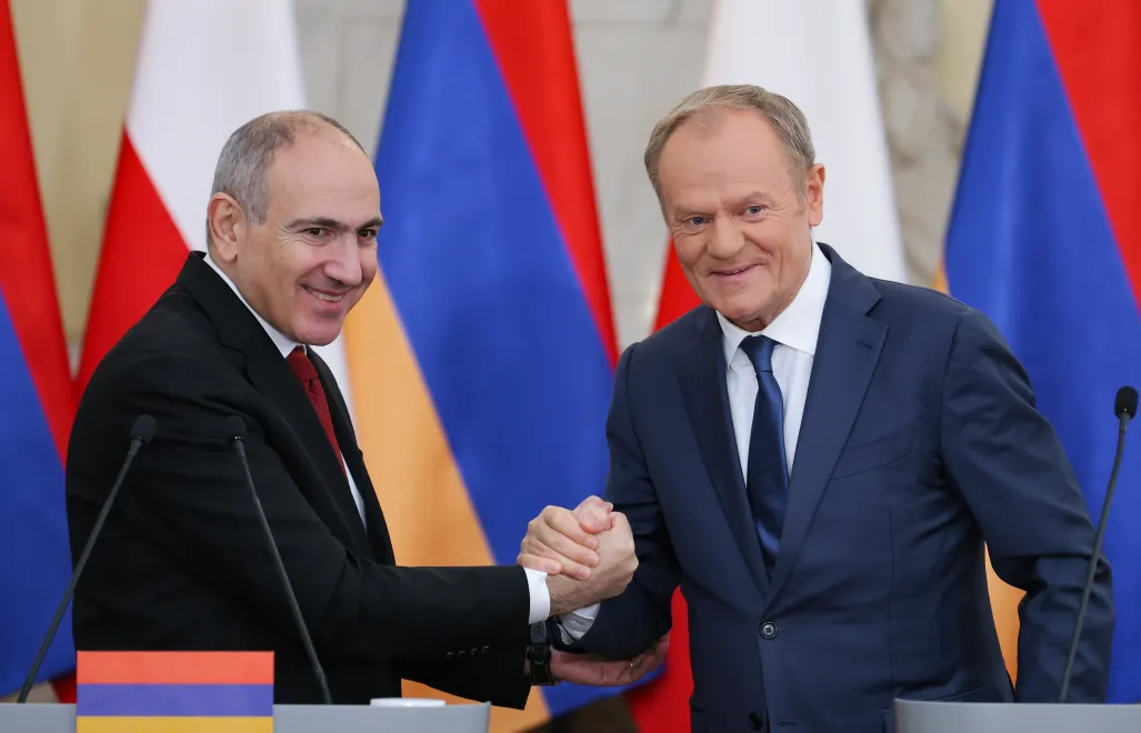 Nikol Paszynian i Donald Tusk. Fot. PAP/	Paweł Supernak