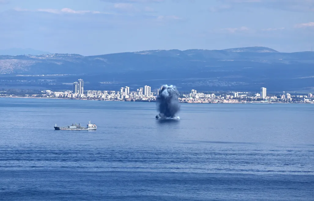 Падіння ракети в Середземному морі біля міста Хайфа в Ізраїлі. Фотоілюстрація. Fot. PAP/EPA/ATEF SAFADI  
