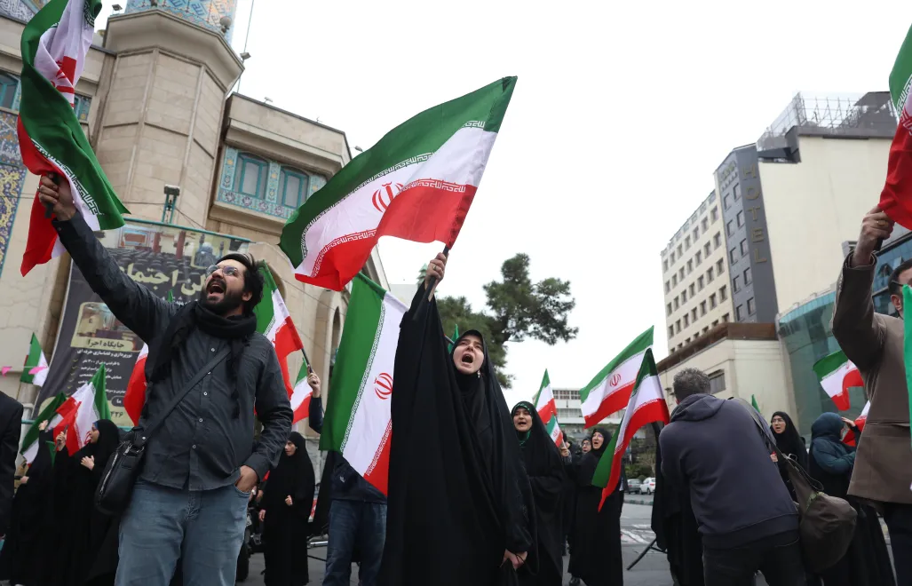 Иранцы митингуют в Тегеране после совместных ударов США и Израиля по Ирану. Fot. PAP/EPA/ABEDIN TAHERKENAREH