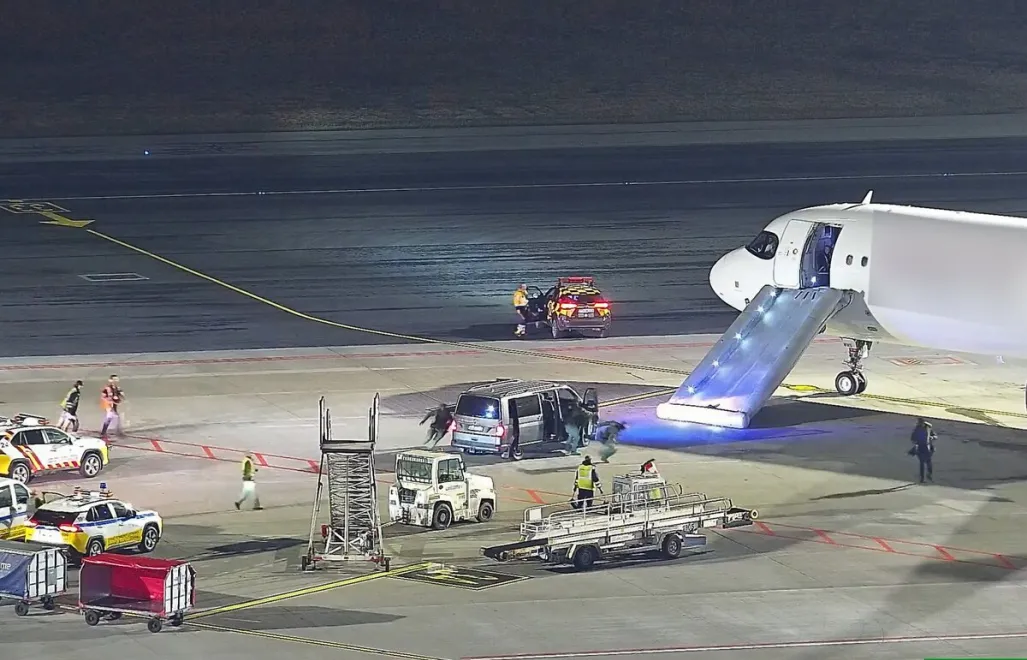 Funkcjonariusze Straży Granicznej podczas interwencji na lotnisku, fot. Straż Graniczna