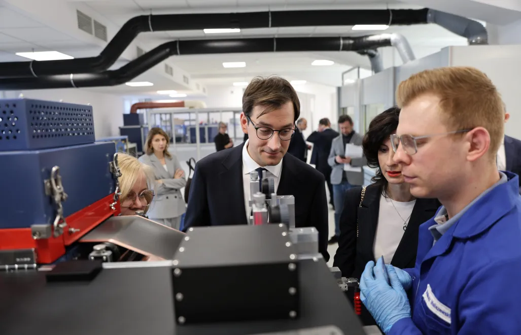 Centrum Łukasiewicz - dr Hubert Cichocki prezes Centrum Łukasiewicz w hali z linią pilotażową do prototypowania ogniw Łukasiewicz – IMN o. w Poznaniu, dyrektor Łukasiewicz – IMN dr inż.jpg