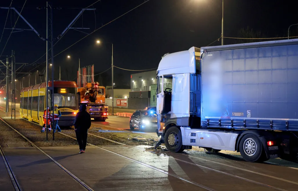 Na warszawskim Żeraniu ciężarówka zderzyła się z tramwajem. Fot. PAP/Paweł Supernak