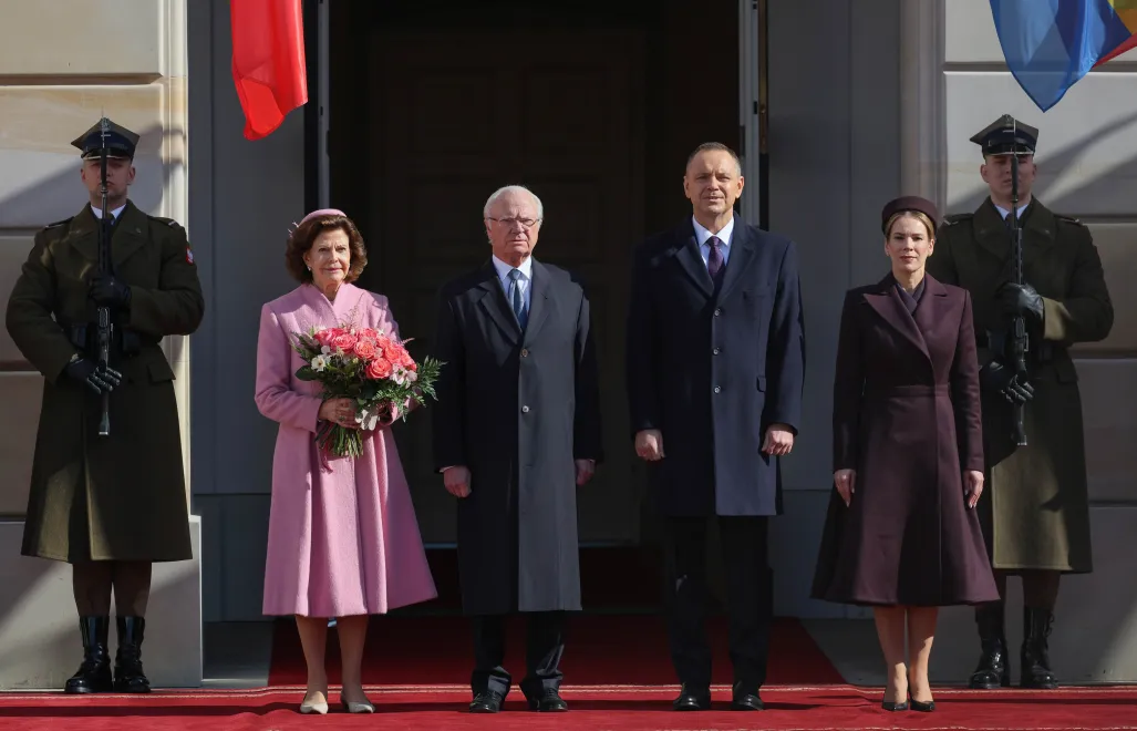 Prezydent RP Karol Nawrocki i pierwsza dama Marta Nawrocka (2P) podczas ceremonii powitania króla Szwecji Karola XVI Gustawa i jego małżonki królowej Sylwii na dziedzińcu Pałacu Prezydenckiego w Warszawie Fot. PAP/Paweł Supernak