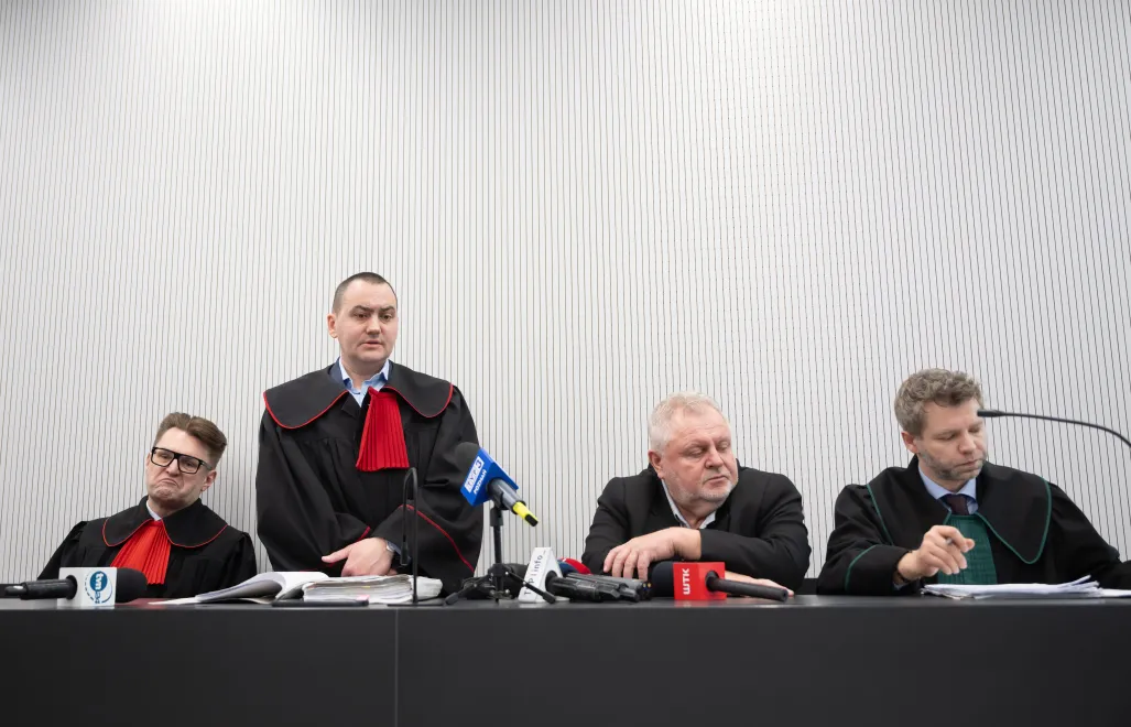 Oskarżyciel posiłkowy, ojciec Ewy Tylman, Andrzej Tylman (2P), prokuratorzy Jacek Szymanowski (2L) i Łukasz Wawrzyniak (L) oraz mec. Konrad Kunik (P) na sali rozpraw Sądu Apelacyjnego w Poznaniu. Fot. PAP/Jakub Kaczmarczyk