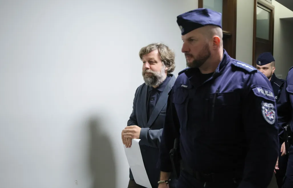 Rosyjski archeolog i antykolog Aleksandr Butiagin doprowadzany na salę rozpraw w Sądzie Okręgowym w Warszawie. Fot. PAP/Rafał Guz