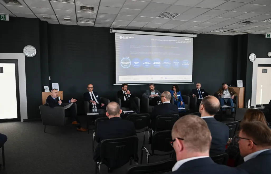 Od lewej: moderator Przemysław Pozański, prezes Enamor Maciej Rek, kierownik Działu Fact-checkingu Polskiej Agencji Prasowej Błażej Strzelczyk, product manager platformy aukcyjnej TeO GPW DAI Grzegorz Grzegorski, Ewelina Kaatz-Drzeżdżon z Polskiej Agencji Kosmicznej, prof. ITWL Mariusz Zieja i zastępca Dyrektora MCC AMW Tomasz Janczewski. Fot. PAP/Marcin Gadomski