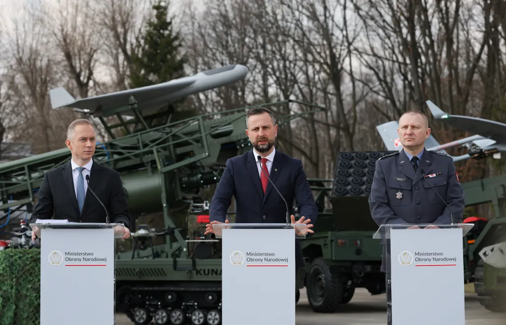 Wicepremier, minister obrony narodowej Władysław Kosiniak-Kamysz (C), sekretarz stanu w MON Cezary Tomczyk (L) oraz szef nowo powołanego ośrodka, kierownik Zakładu Informatycznego Wsparcia Logistyki ITWL płk dr hab. inż. Mariusz Zieja (P) podczas uroczystości podpisania umowy powołującej Ośrodek Systemów Autonomicznych (OSA) Fot. PAP/	PAP/Paweł Supernak