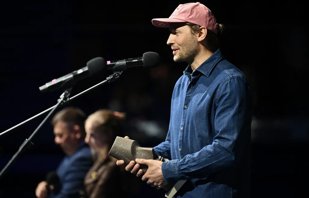 Andrzej Bargiel z nagrodą Fot. PAP/Marcin Gadomski