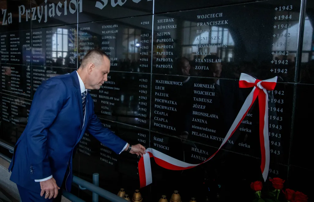 Prezydent Karol Nawrocki odsłania tablicę pamięci poświęconych pomordowanym Polakom ratującym Żydów pod niemiecką okupacją w Kaplicy Pamięci przy Sanktuarium Najświętszej Maryi Panny Gwiazdy Nowej Ewangelizacji i św. Jana Pawła II w Toruniu	PAP/Agnieszka Bielecka