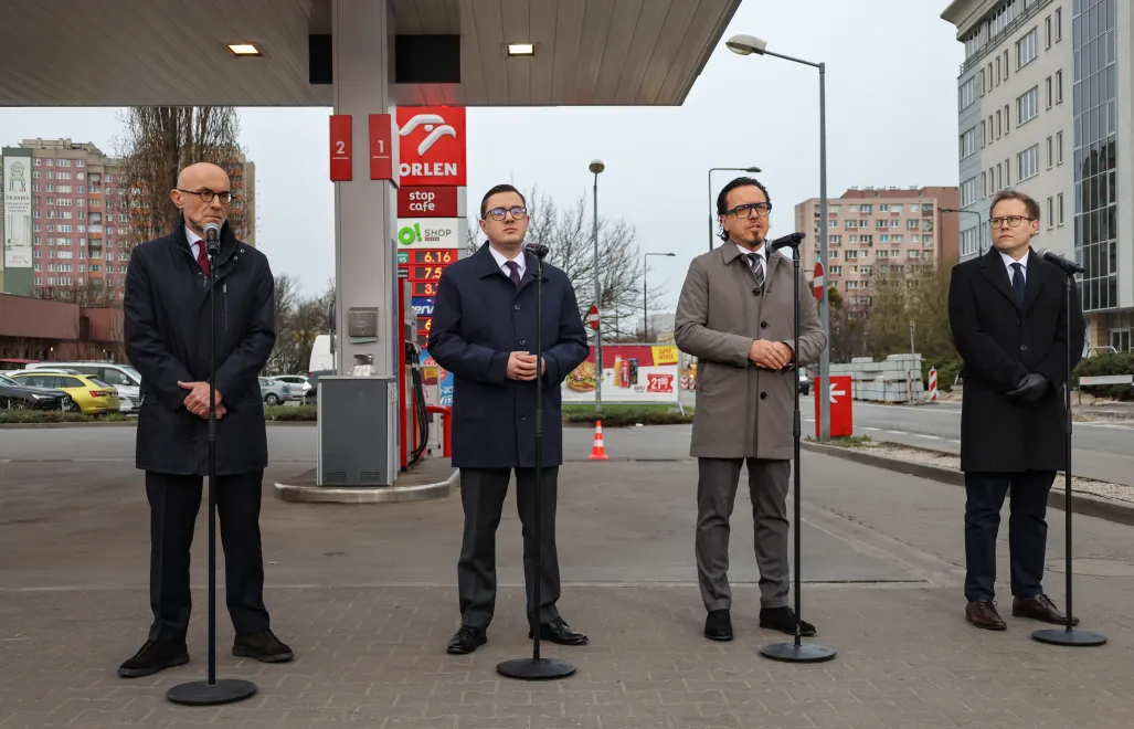 Minister energii Miłosz Motyka (2L), minister aktywów państwowych Wojciech Balczun (2P), prezes ORLEN S.A. Ireneusz Fąfara (L) i rzecznik prasowy ministerstwa energii Grzegorz Łaguna (P) podczas briefingu Ceny Paliwa Niżej Fot. PAP/Albert Zawada