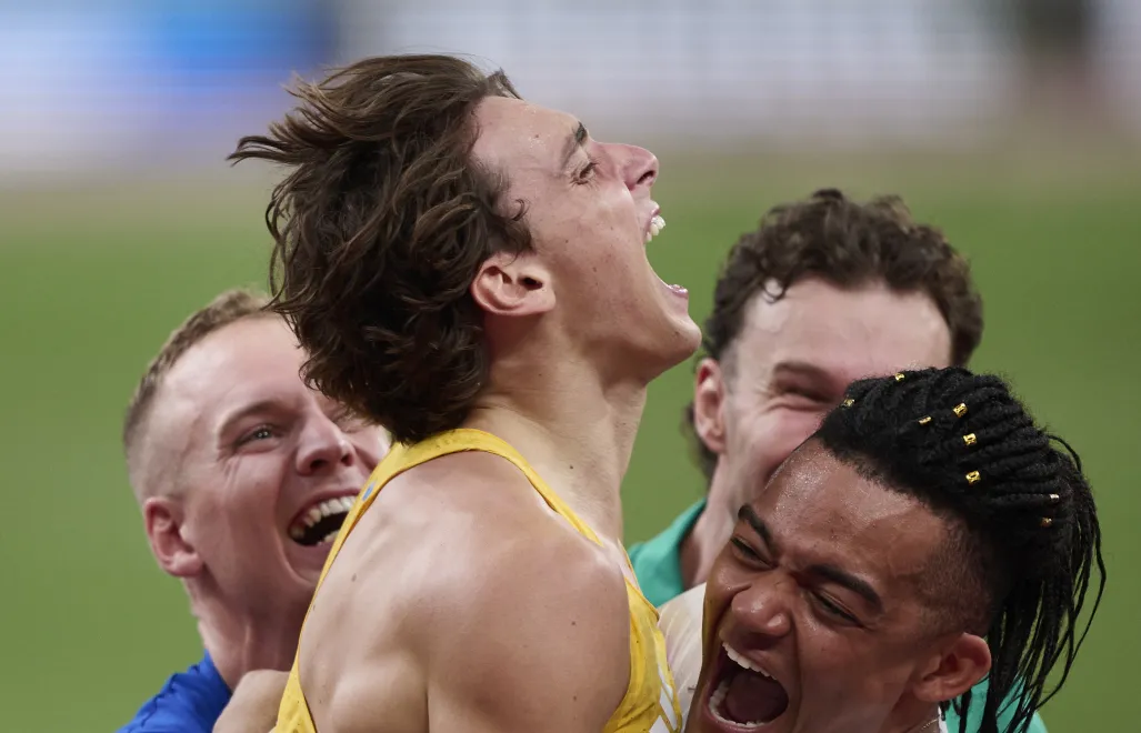 Armand Duplantis (L) i Grek Emanuil Karalis (P) cieszą się po konkursie w skoku o tyczce podczas lekkoatletycznych mistrzostw świata - Tokio 2025. Fot. PAP/Adam Warżawa