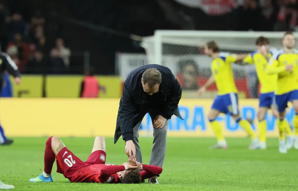 Trener reprezentacji Polski Jan Urban i piłkarz Sebastian Szymański. Fot. PAP/Leszek Szymański