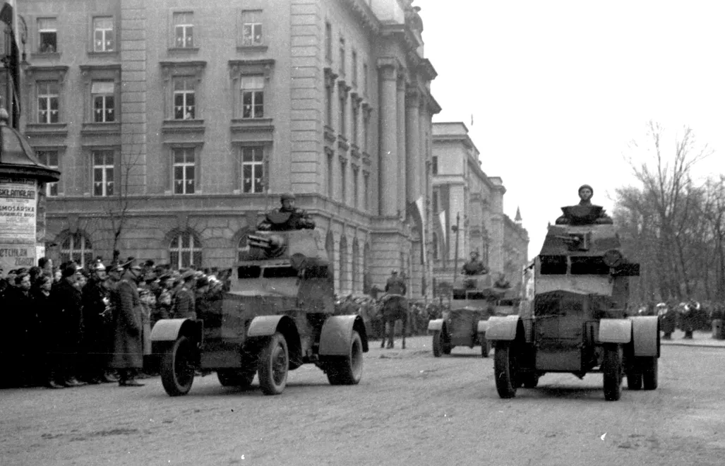 Polskie samochody pancerne wz. 34 na defiladzie w Krakowie 11.11. 1937 r. Fot. nac.gov.pl