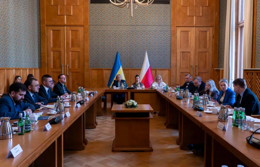 Зустріч між міністеркою освіти Барбарою Новацькою, віцепрем'єр-міністром та міністром закордонних справ Радославом Сікорським і послом України в Польщі Василем Боднарем. Fot. Facebook / Ministerstwo Edukacji Narodowej