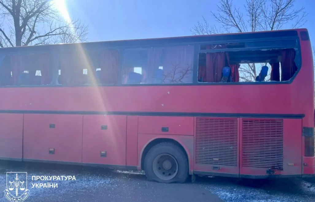 Пошкоджений автобус унаслідок російського удару. Fot. Офіс Генпрокурора Україна, Прокуратура України