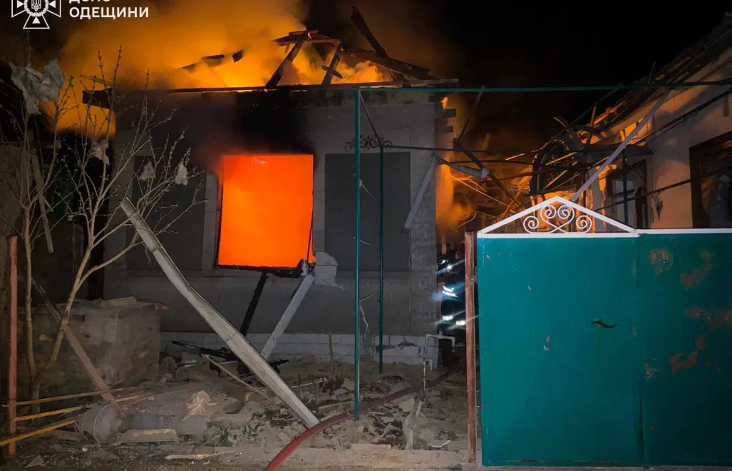 В Ізмаїльському районі внаслідок ворожої атаки по житловому сектору, зазнав руйнування приватний будинок з подальшим загорянням. Fot. Facebook /  ДСНС України