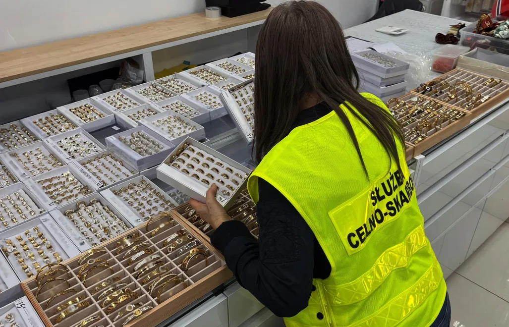 Kontrola biżuterii na stoisku. Fot. https://www.gov.pl/web/kas/