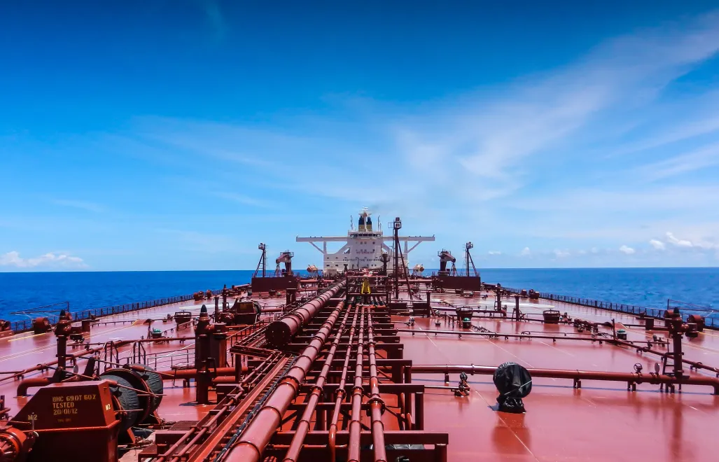 Liczne statki gromadzą się u wejścia do cieśniny Ormuz, jak i u wyjścia z niej. Fot. Adobe Stock/Haris Andronos