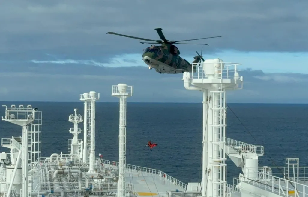 Portugalska marynarka wojenna ewakuuje Polaka z tankowca, fot. X/@MarinhaPT