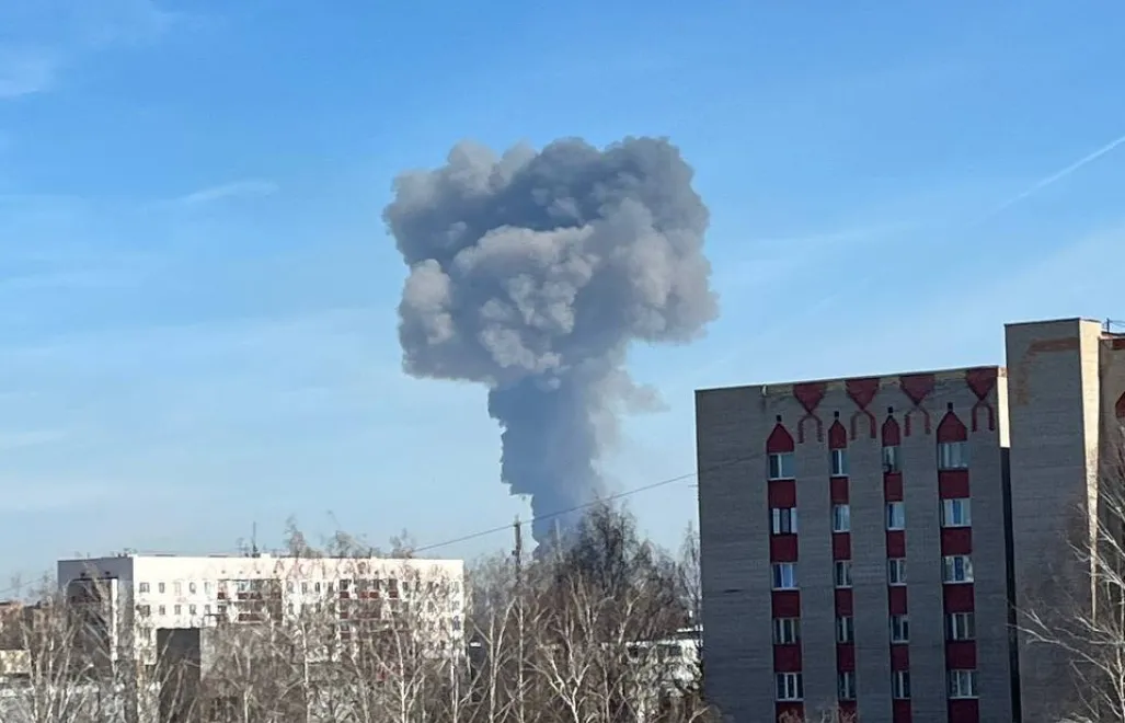 Пожар на нефтехимическом заводе в Нижнекамске.  Fot. X@nexta_tv