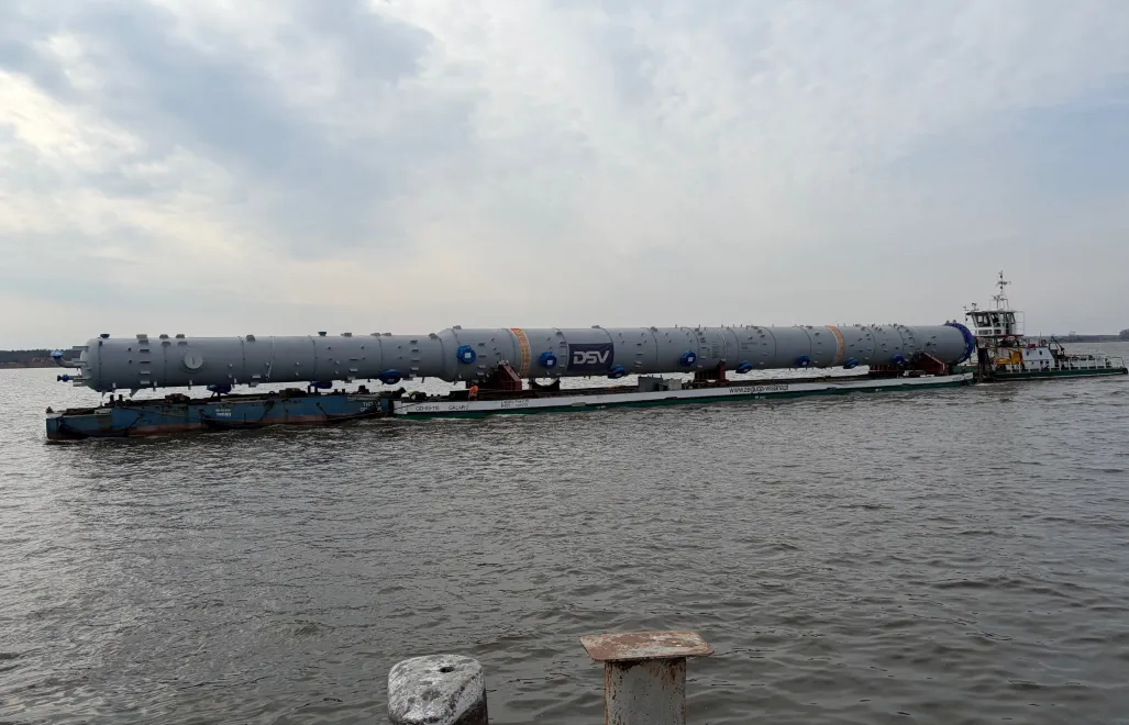 Wisłą przypłynęły na barkach dwie gigantyczne kolumny dla Orlenu. Fot. Orlen