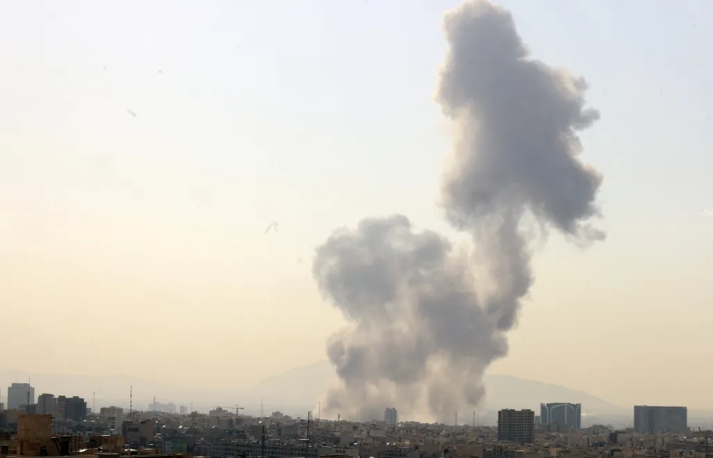 Dym nad Teheranem po ataku Izraela i USA. Fot. PAP/EPA/ABEDIN TAHERKENAREH