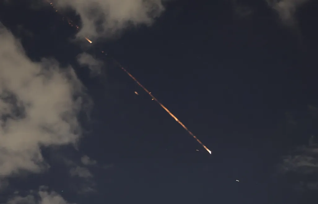 Rakiety irańskie wystrzelone w kierunku Tel Awiwu. Fot. PAP/EPA/ABIR SULTAN 