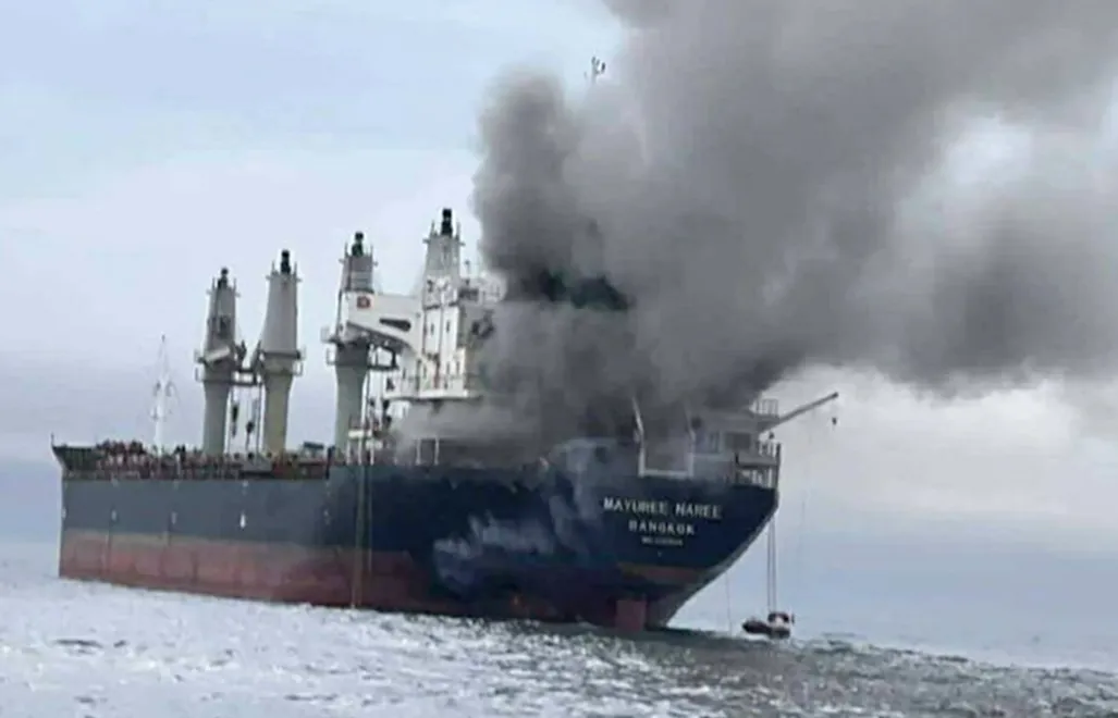 Statek towarowy pod banderą Tajlandii w płomieniach po trafieniu irańskimi pociskami w Cieśninie Ormuz Fot. PAP/EPA/ROYAL THAI NAVY / HANDOUT