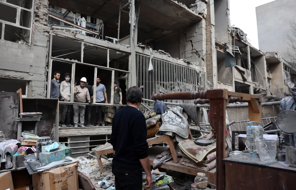 Zniszczenia po ataku rakietowym na Teheran. Fot. PAP/EPA/ABEDIN TAHERKENAREH 