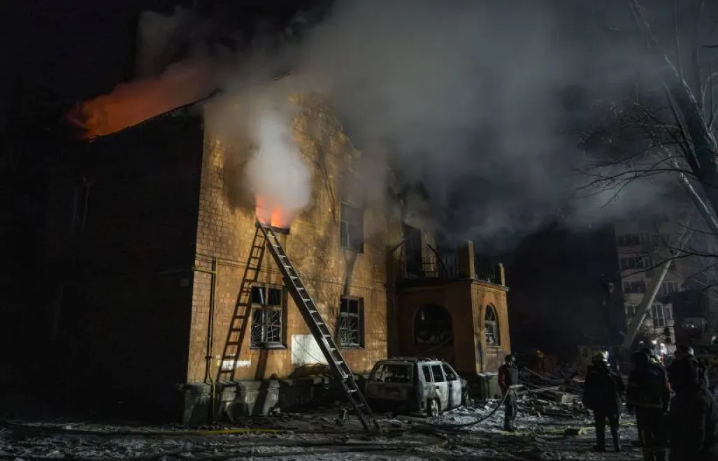 Ratownicy usuwają skutki zmasowanego rosyjskiego ataku na Kijów. Zdj. Ilustracyjne. Fot. PAP/Vladyslav Musiienko