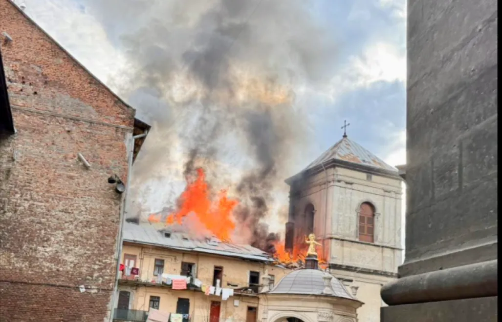 Повреждение жилого дома в самом центре Львова. Fot. Facebook/Андрій Садовий