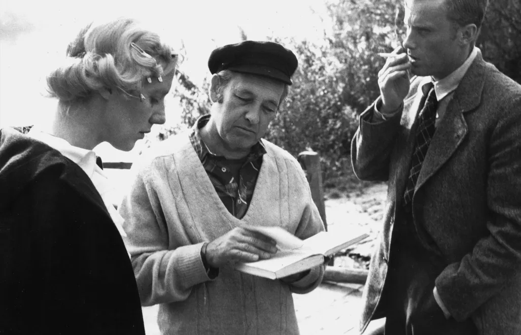 10.1978. Na planie realizacji filmu "Panny z Wilka" w reżyserii Andrzeja Wajdy. Nz. aktorzy Maja Komorowska (L) i Daniel Olbrychski (P) oraz Andrzej Wajda (C). Fot. Witold Rozmysłowicz