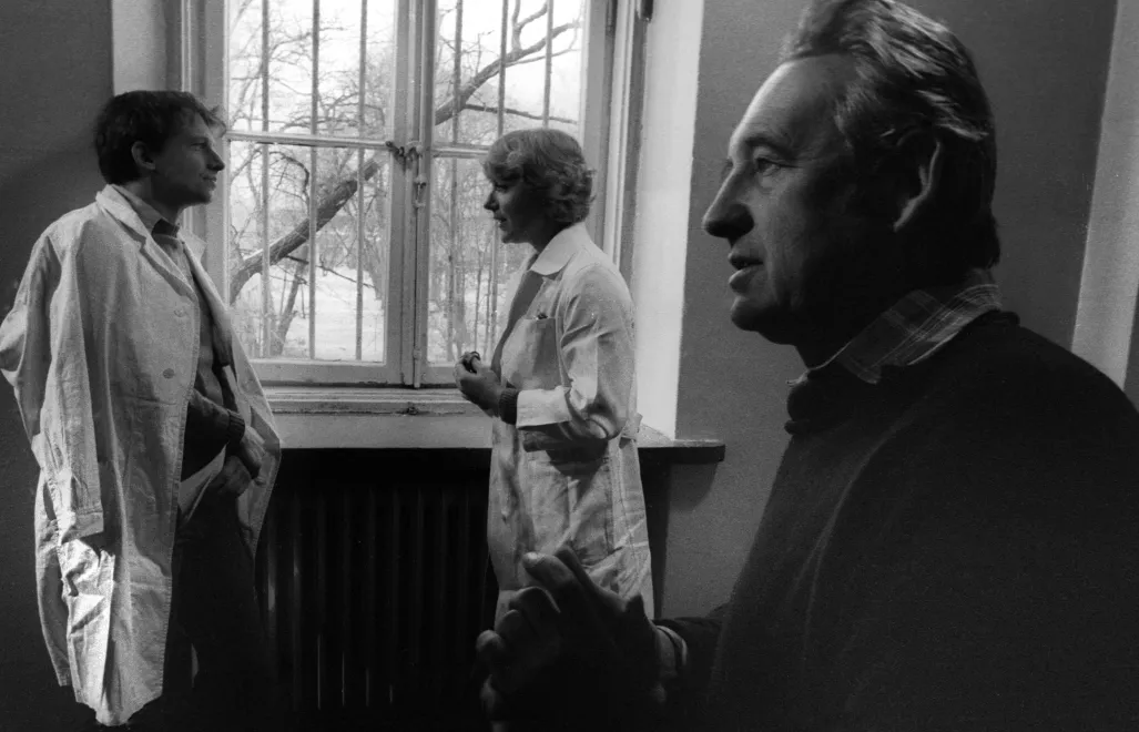 Realizacja zdjęć do filmu pt. Człowiek z żelaza, w reżyserii Andrzeja Wajdy. W głębi aktorzy: Bogusław Linda jako Dzidek i Halina Łabonarska jako Lekarka w szpitalu psychiatrycznym Fot. PAP/Jerzy Kośnik