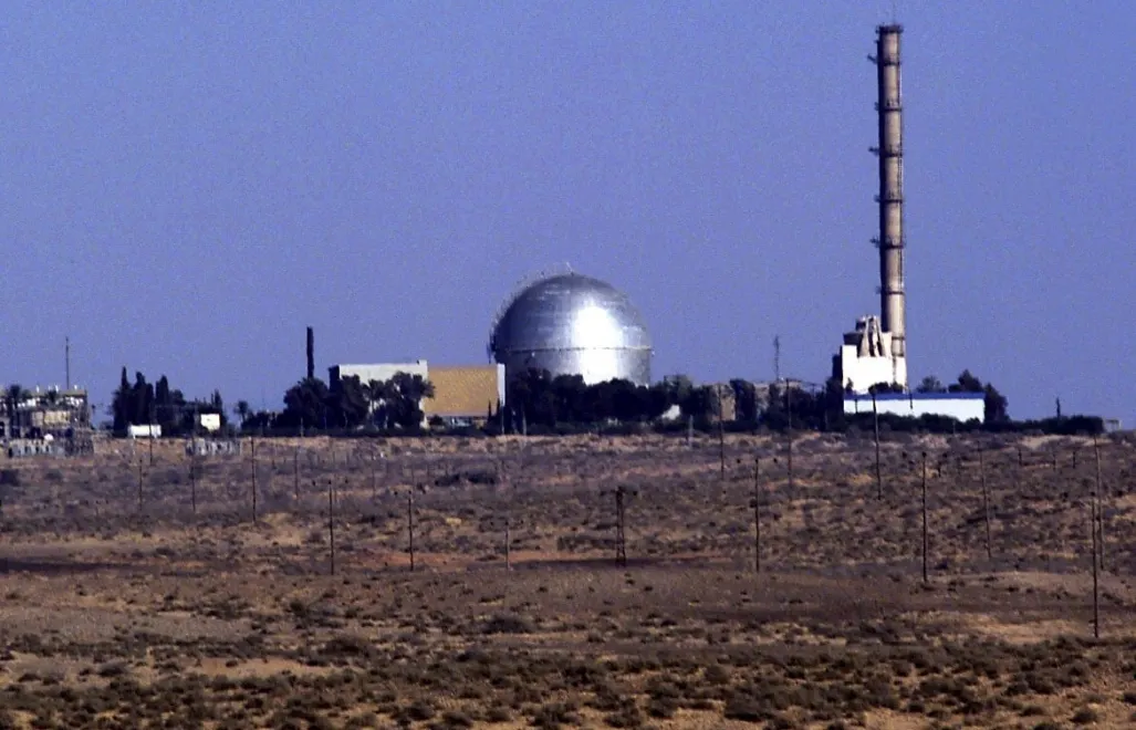 Izraelski obszar nuklearny na obrzeżach pustynnego miasta w 2000 r. Fot. PAP/STRINGER Dimona na południu kraju