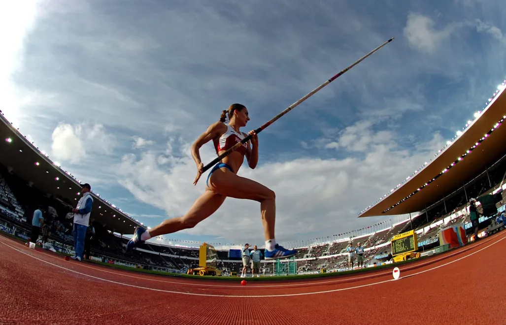 Helsinki, Finlandia, 12.08.05. Lekkoatletyczne mistrzostwa świata, 12 bm. Rosjanka Jelena Isinbajewa podczas rozgrzewki przed finałowym konkursem skoku o tyczce. Fot. PAP/EPA/KAY NIETFELD