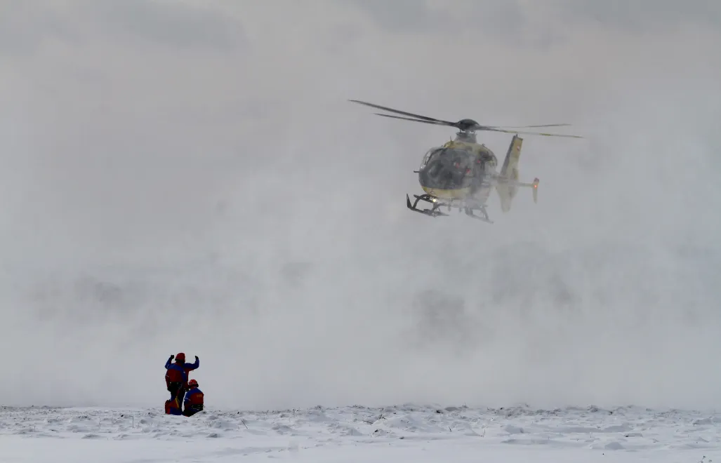 Ratownicy Krynickiej Grupy GOPR podczas ćwiczeń z użyciem śmigłowca LPR w podkrakowskim Kryspinowie. Fot. PAP/Jacek Bednarczyk