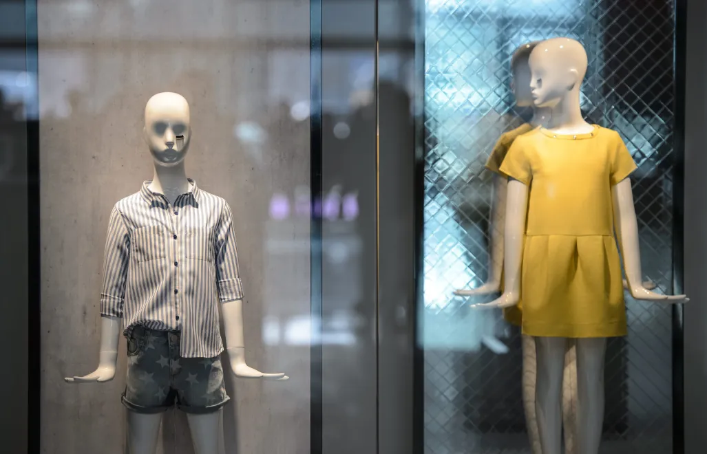 Manekiny z ubraniami dziecięcymi. Fot. PAP/Wojciech Pacewicz