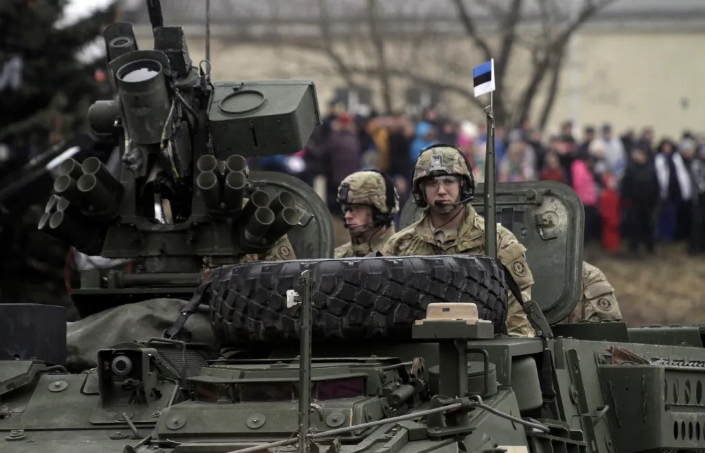 Эстонские танкисты принимают участие в военном параде в Нарве. 2015 год. Fot. PAP/EPA/VALDA KALNINA