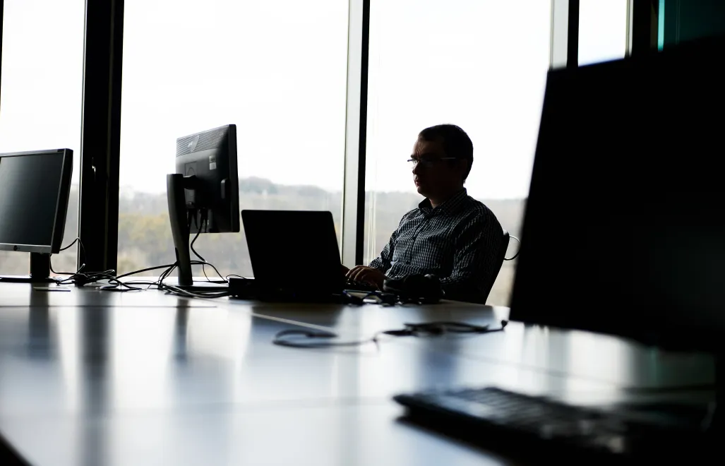 Pracownik w biurze - zdjęcie ilustracyjne Fot. PAP/Adam Warżawa