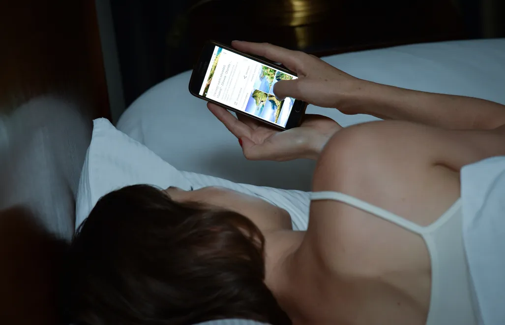 Kobieta z telefonem (zdjęcie ilustracyjne). Fot. PAP/Jacek Turczyk