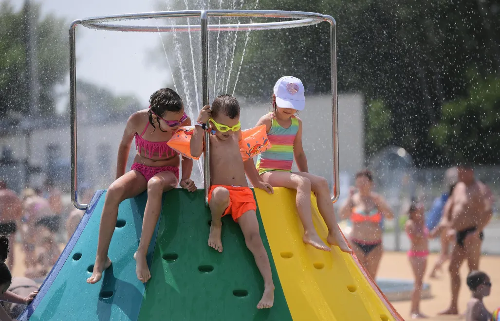 Dzieci na wodnym placu zabaw Fot. PAP/Marcin Obara