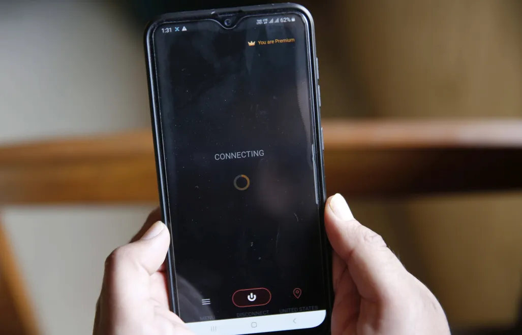 Человек подключает свой мобильный телефон к виртуальной частной сети (VPN). Fot. PAP/EPA/FAROOQ KHAN (фотоиллюстрация)