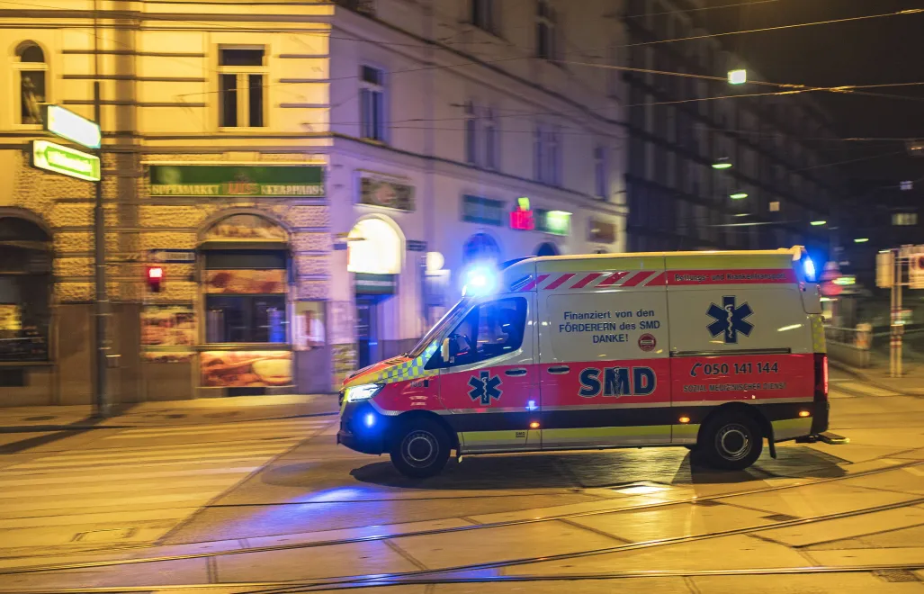 Ambulans w Austrii, zdjęcie ilustracyjne, fot. PAP/EPA/CHRISTIAN BRUNA