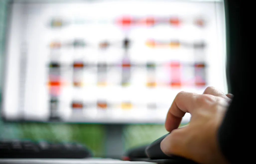 Osoba siedzi przy komputerze. Zdj. ilustracyjne. Fot. PAP/EPA/SASCHA STEINBACH 