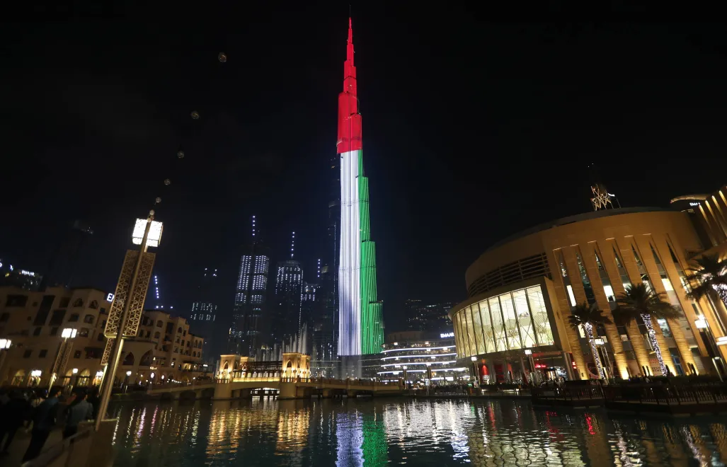 Символ Дубая - небоскрёб Бурдж Халифа, подсвеченный в цветах флага ОАЭ.
