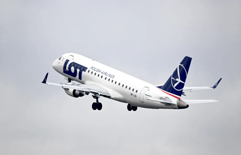 Informacje na temat kolejnych rejsów powrotnych PLL LOT będą przekazywać na bieżąco. Fot. PAP/	Darek Delmanowicz
