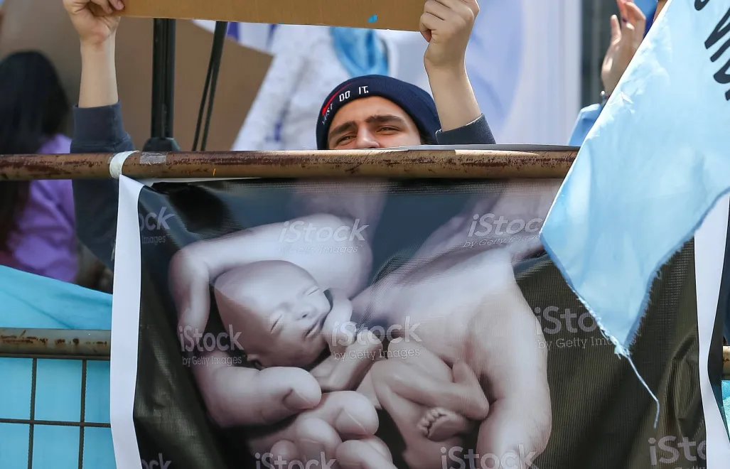 Największa demonstracja odbyła się w centrum Lizbony, stolicy kraju, z udziałem m.in. działaczy organizacji pro-life, stowarzyszeń katolickich, a także polityków ugrupowań prawicowych. Fot. PAP/EPA/	JOSE JACOME (zdjęcie ilustracyjne)