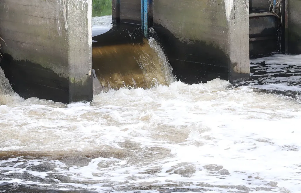 Spiętrzona woda - zdjęcie ilustracyjne Fot. PAP/Roman Zawistowski