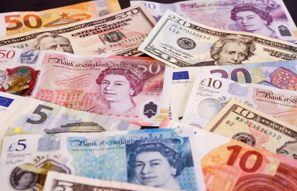 Banknoty: funty brytyjskie, amerykański dolar i euro, zdjęcie ilustracyjne, fot. PAP/EPA/STEPHANIE LECOCQ