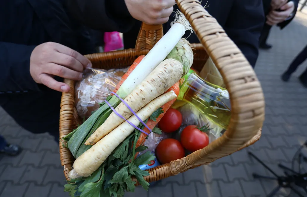 Koszyk z zakupami Fot. PAP/Rafał Guz